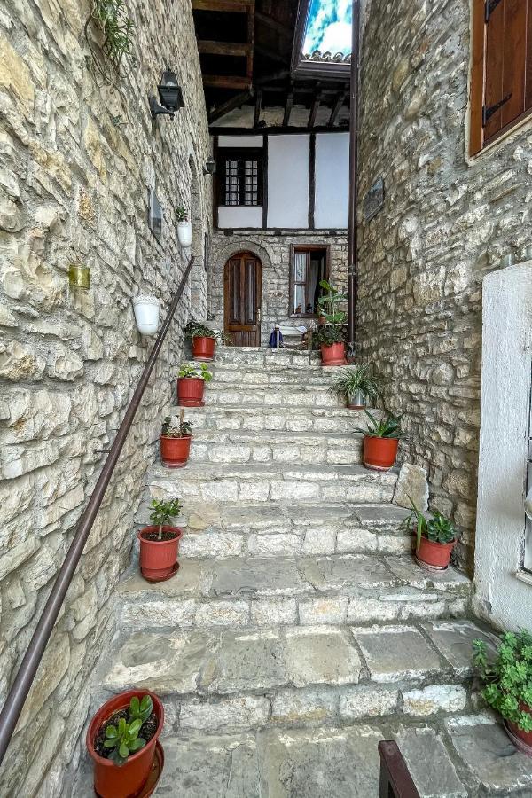 Bujtina Kodiket Guesthouse Berat Bagian luar foto
