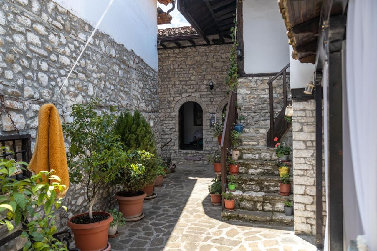 Bujtina Kodiket Guesthouse Berat Bagian luar foto