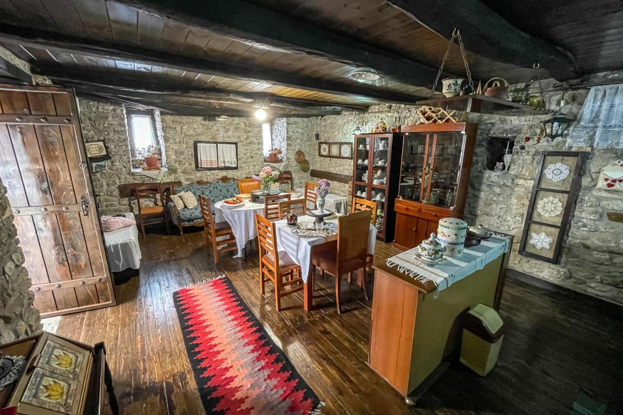 Bujtina Kodiket Guesthouse Berat Bagian luar foto