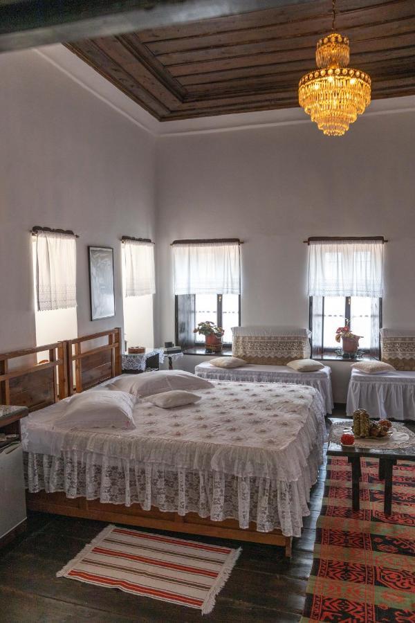 Bujtina Kodiket Guesthouse Berat Bagian luar foto
