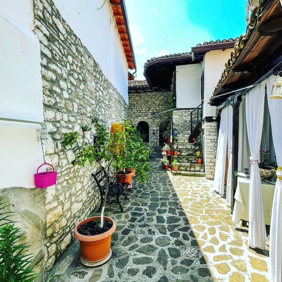 Bujtina Kodiket Guesthouse Berat Bagian luar foto