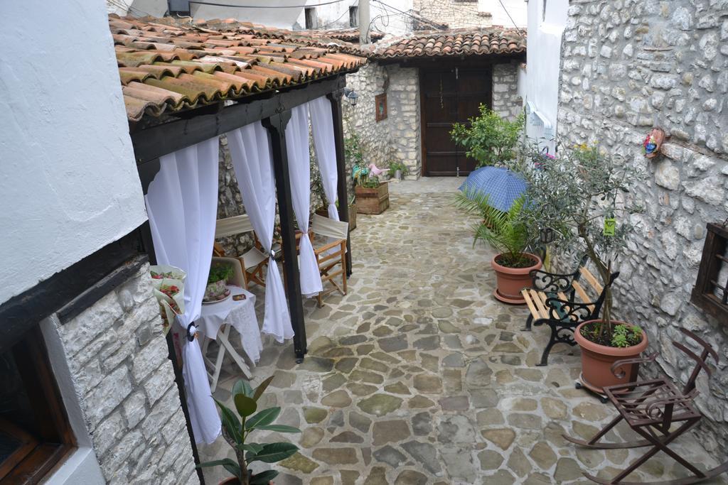 Bujtina Kodiket Guesthouse Berat Bagian luar foto