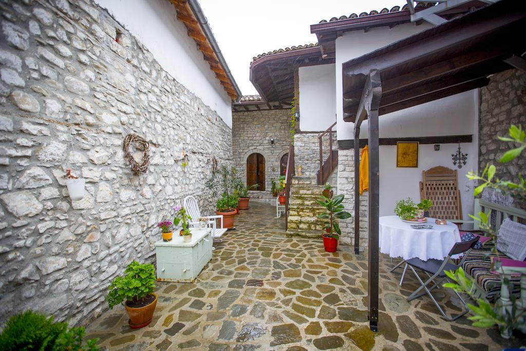 Bujtina Kodiket Guesthouse Berat Bagian luar foto